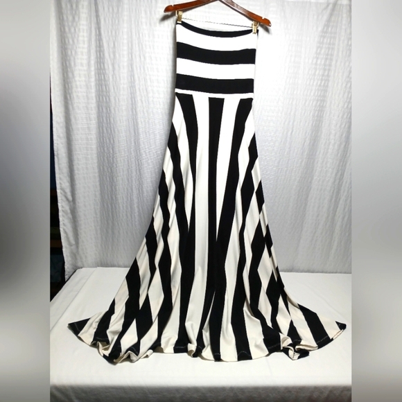 Boston Proper Dresses & Skirts - Boston Proper Strapless Bold Stripe Maxi Dress. Size M NWT